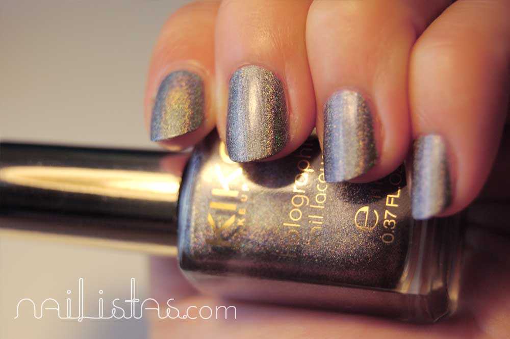 Kiko Makeup Holográfico >>> 400 Steel Grey con iluminación artificial Kiko Makeup Holográfico >>> 400 Steel Grey con iluminación artificial