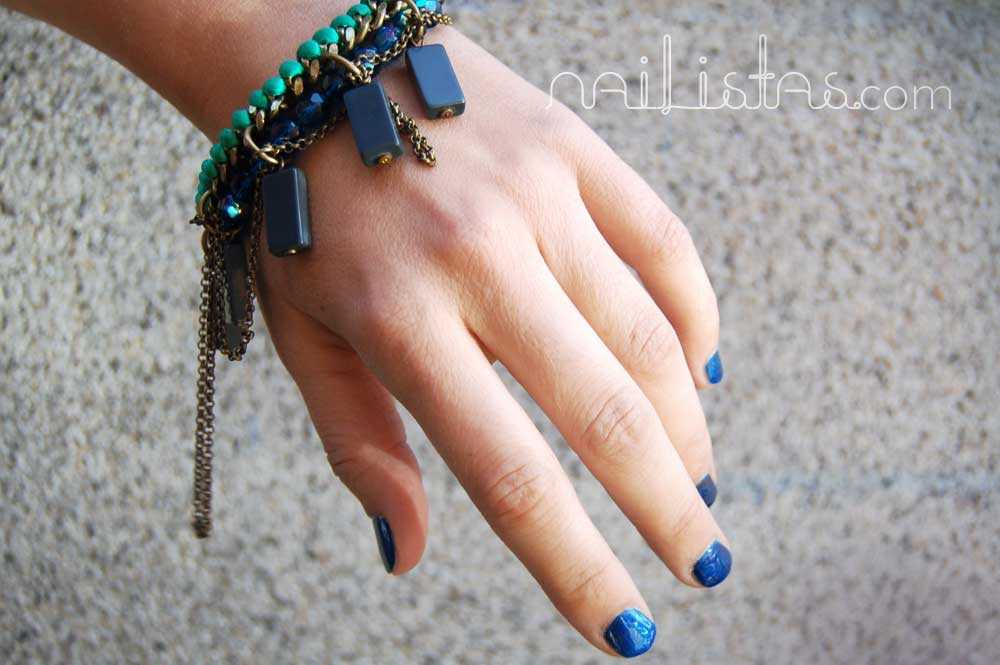 Manicura de azul metalizado - Detalle con pulsera de Mava Haze.