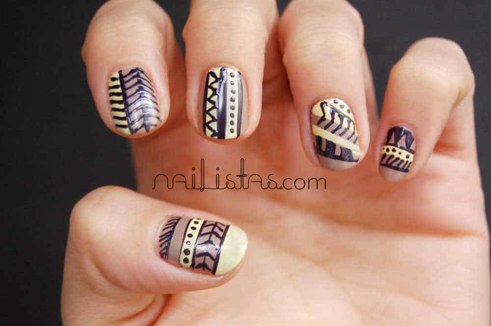 uñas decoradas con motivos tribales con esmaltes essence (café ole) y Mememe (Lyrical) con detalle de nail artPen de Konad