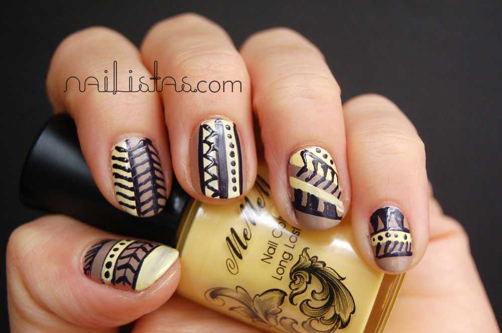 uñas decoradas con motivos tribales con esmaltes essence (café ole) y Mememe (Lyrical) con detalle de nail artPen de Konad
