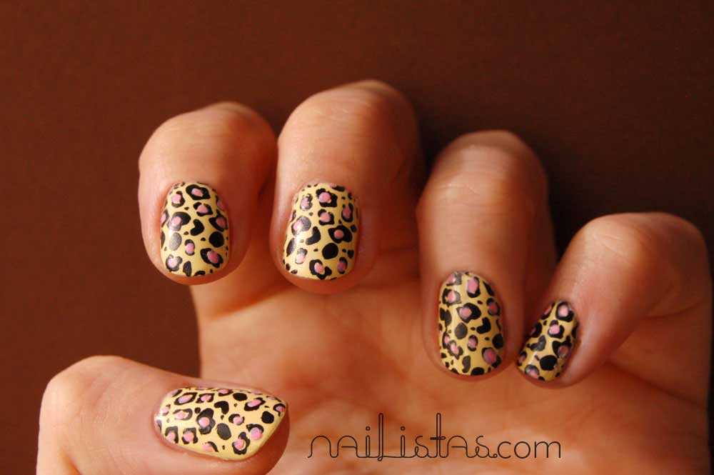 Estampado de leopardo en las uñas con amarillo Lyrical de Mememe y estampación de Konad