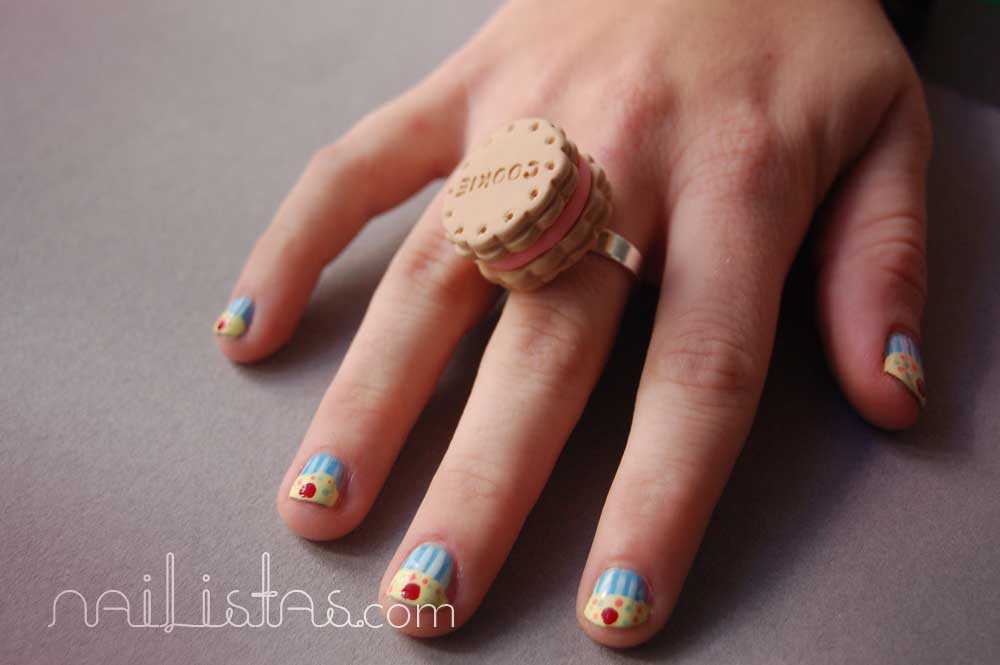 Manicura de uñas cortas con cupcakes // Joya de fimo con forma de galleta