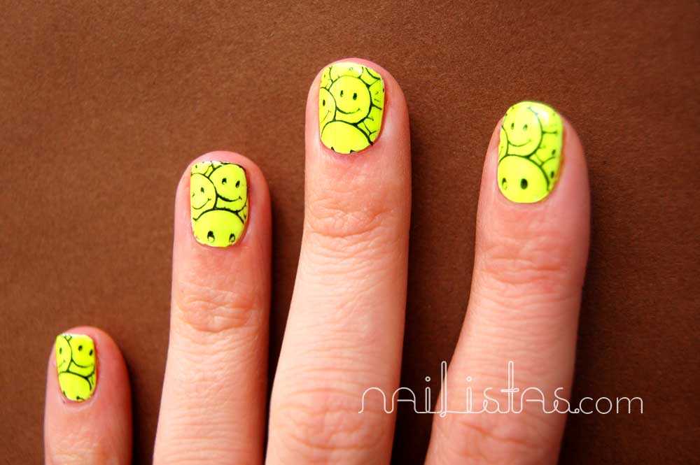 Uñas decoradas con smileys //  80's // 