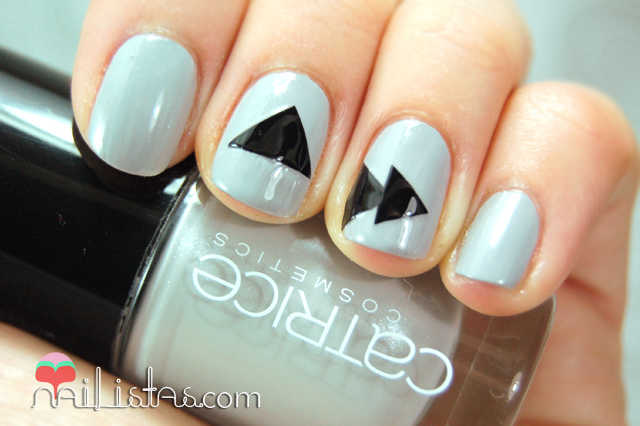 Uñas decoradas con triangulos // Catrice NEONaturals CO5