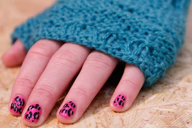 Uñas decoradas con animal print de Leopardo y mitones de lana verde de Lanük Uñas decoradas con animal print de Leopardo y mitones de lana verde de Lanük