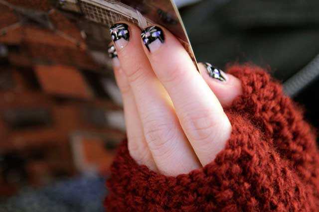 Uñas decoradas con gatos y mitones borgoña Uñas decoradas con gatos y mitones borgoña