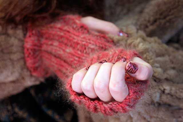 Mitones tejidos a mano y nail art de cebra Mitones tejidos a mano y nail art de cebra