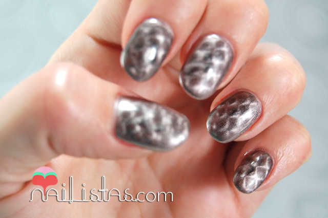 Swatch del esmalte magnético Essie lil' boa peep Swatch del esmalte magnético Essie lil' boa peep