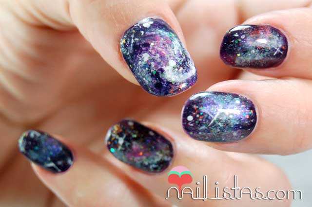 Uñas decoradas con galaxias // Galaxy nails