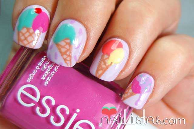 Uñas decoradas con helados en colores pastel