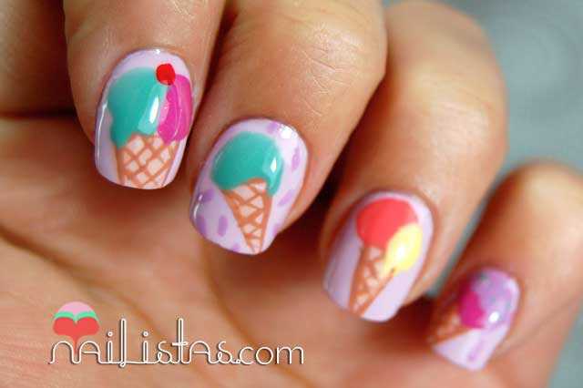Uñas decoradas con helados en colores pastel