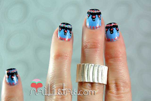 Uñas decoradas con diseños tribales en azul y anillo de plata 06- Adora-Bleu