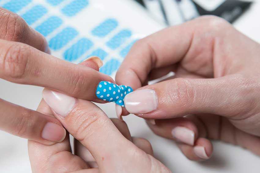 Colocar stickers en las uñas paso 2