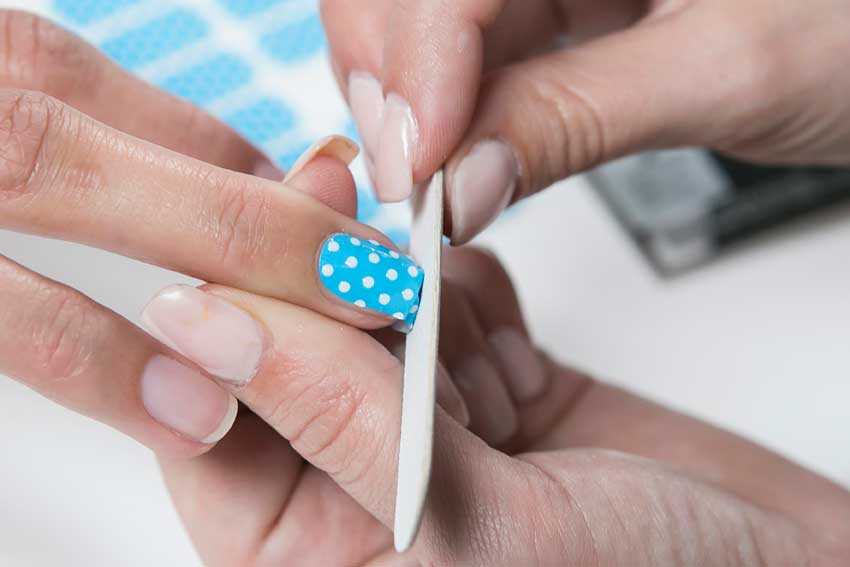 Colocar stickers en las uñas paso 3