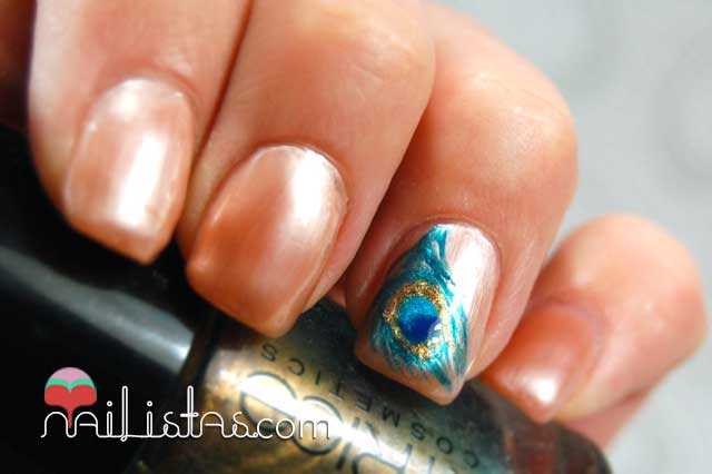 Uñas decoradas con plumas de pavo real