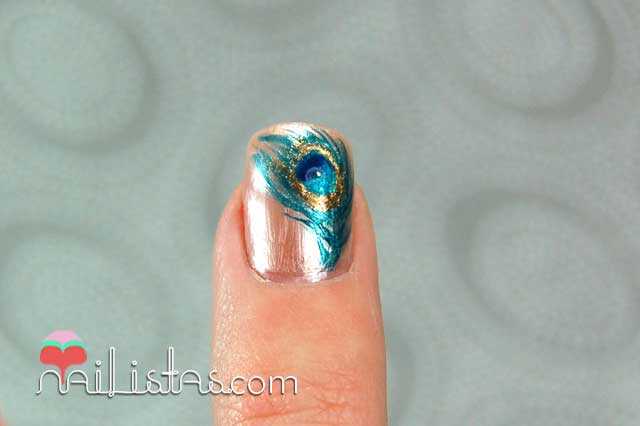 Uñas decoradas con plumas de pavo real