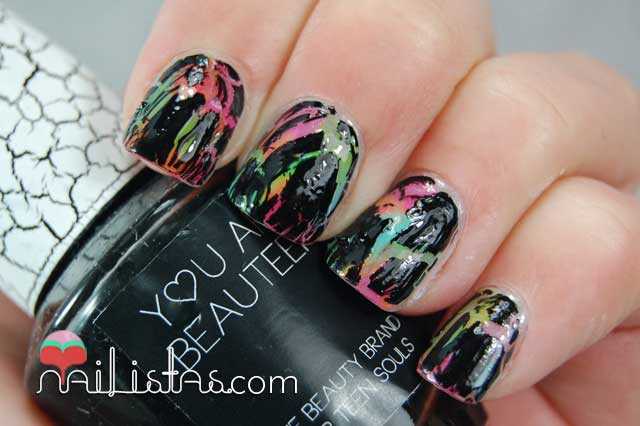 Uñas decoradas con edecto craquelado sobre mix de colores grunge