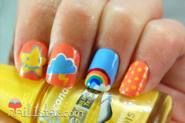 Uñas decoradas con arcoiris, nube y estrellas inspiradas en los osos amorosos Uñas decoradas con arcoiris, nube y estrellas inspiradas en los osos amorosos