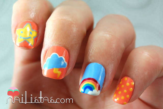 Uñas decoradas con arcoiris, nube y estrellas Uñas decoradas con arcoiris, nube y estrellas