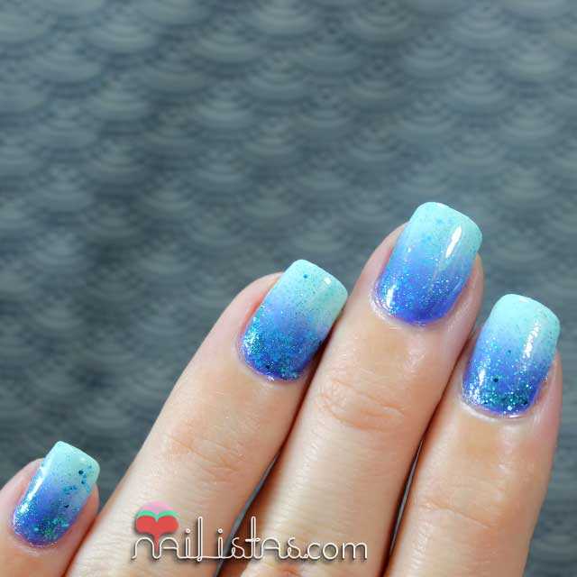 Uñas decoradas con degradado turquesa y purpurina Uñas decoradas con degradado turquesa y purpurina