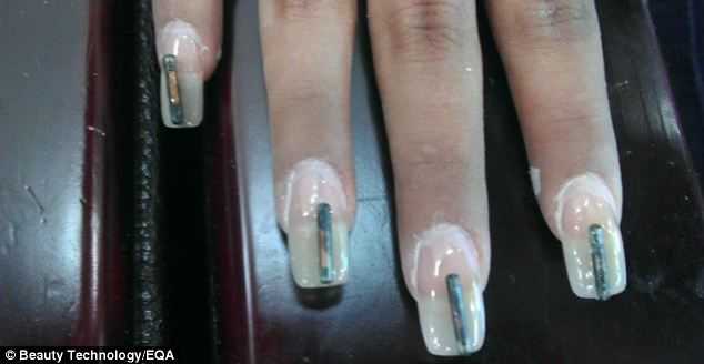 Nails Belleza Tecnología, en la foto, son falsas plástico o uñas de acrílico provistos de identificación (RFID) de radio-frecuencia, pequeños imanes o pulimentos conductor.