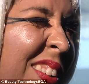 Cuando un usuario parpadea o guiños durante más de medio segundo, los sensores se conectan con las pestañas metalizados y tinta conductora para completar un circuito de baja tensión.