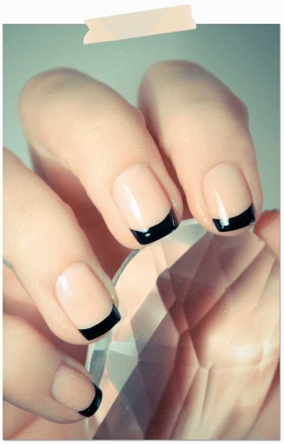 Manicura francesa con el borde negro para ir elegante Manicura francesa con el borde negro para ir elegante