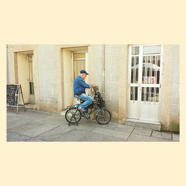 Afilador gallego con su bicicleta tradicional
