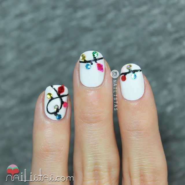 Uñas decoradas con luces navideñas