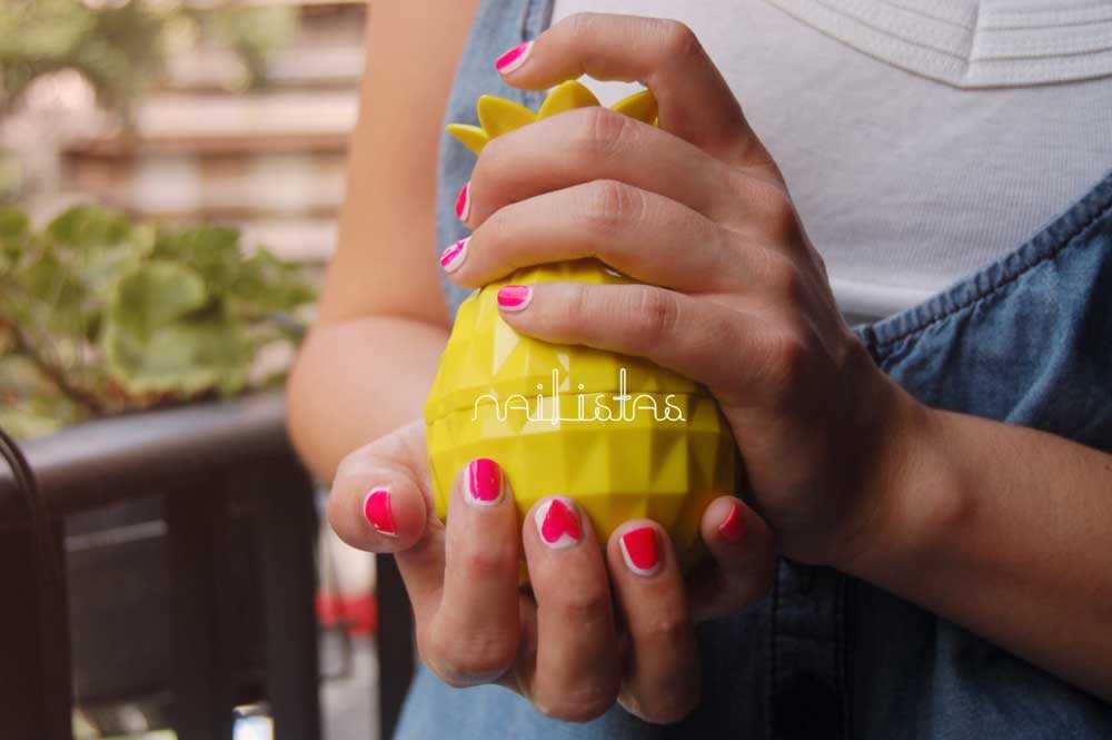 Pink Flúor Framed nails // Rosa Flúor https://www.nailistas.com