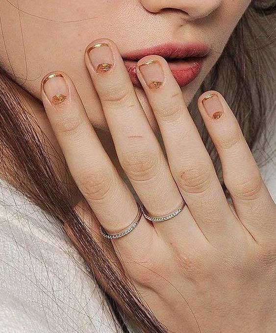 manicura francesa invertida o uñas de media luna