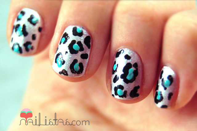Uñas decoradas con animal print de leopardo