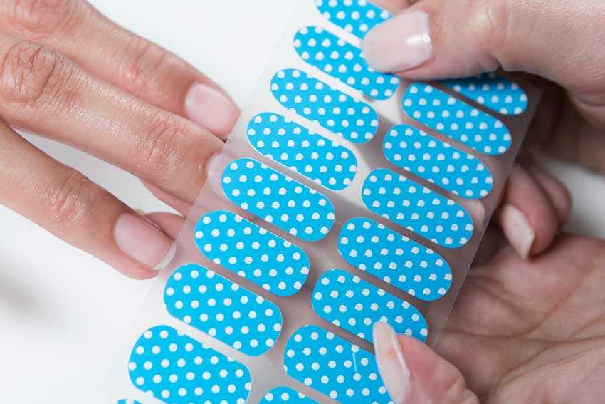 Tutorial paso a paso: cómo colocar stickers en las uñas Nailistas | Esmaltes permanentes y productos de uñas — | Esmaltes permanentes y de uñas — Tienda online de