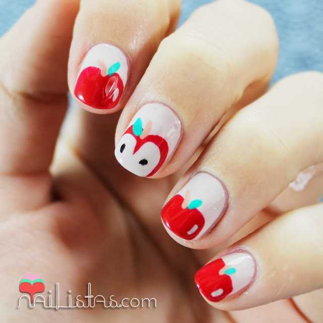 uñas decoradas con manzanas a mano alzada