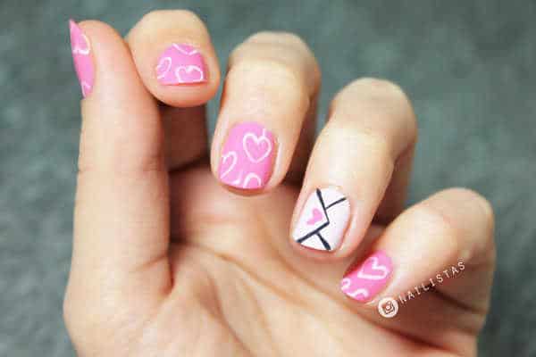 Manicura de corazones para San Valentin uñas cortas