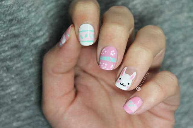 Nail art kawaii paso a paso con conejo y huevos de pascua