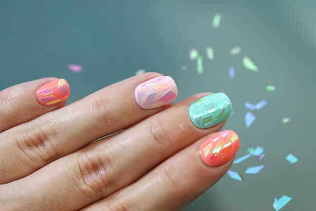 Uñas de cristal roto con foil irisado nail art