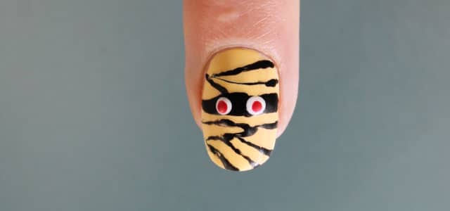 diseño de uñas de halloween momia