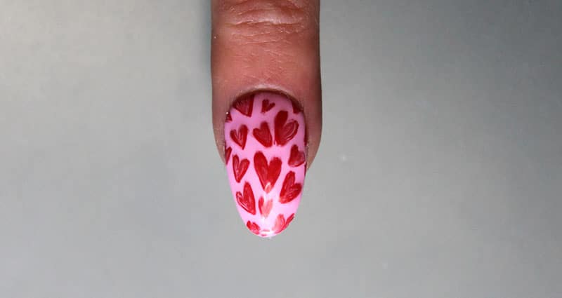 uñas deocradas con corazones al azar