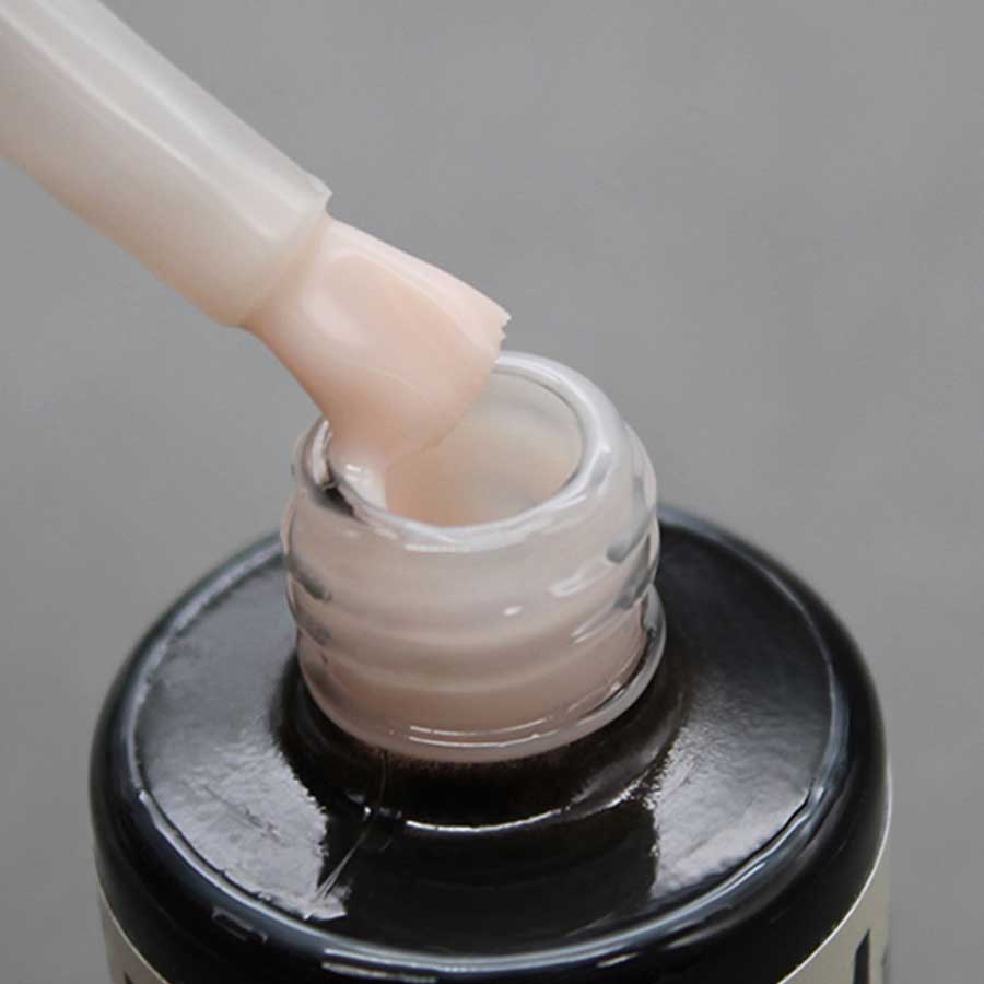 Base Rubber tono nude porcelana de Nailistas. Consistencia densa, ideal para cubrir imperfecciones.