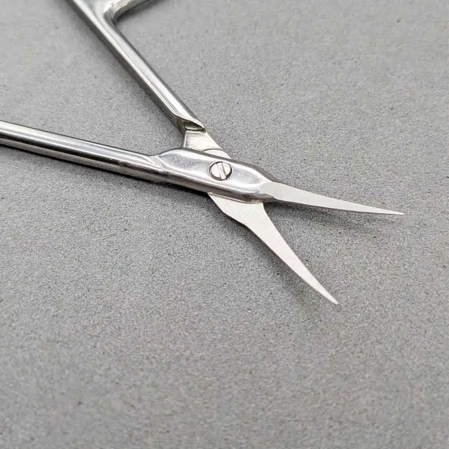 tijeras afiladas para cortar cutículas